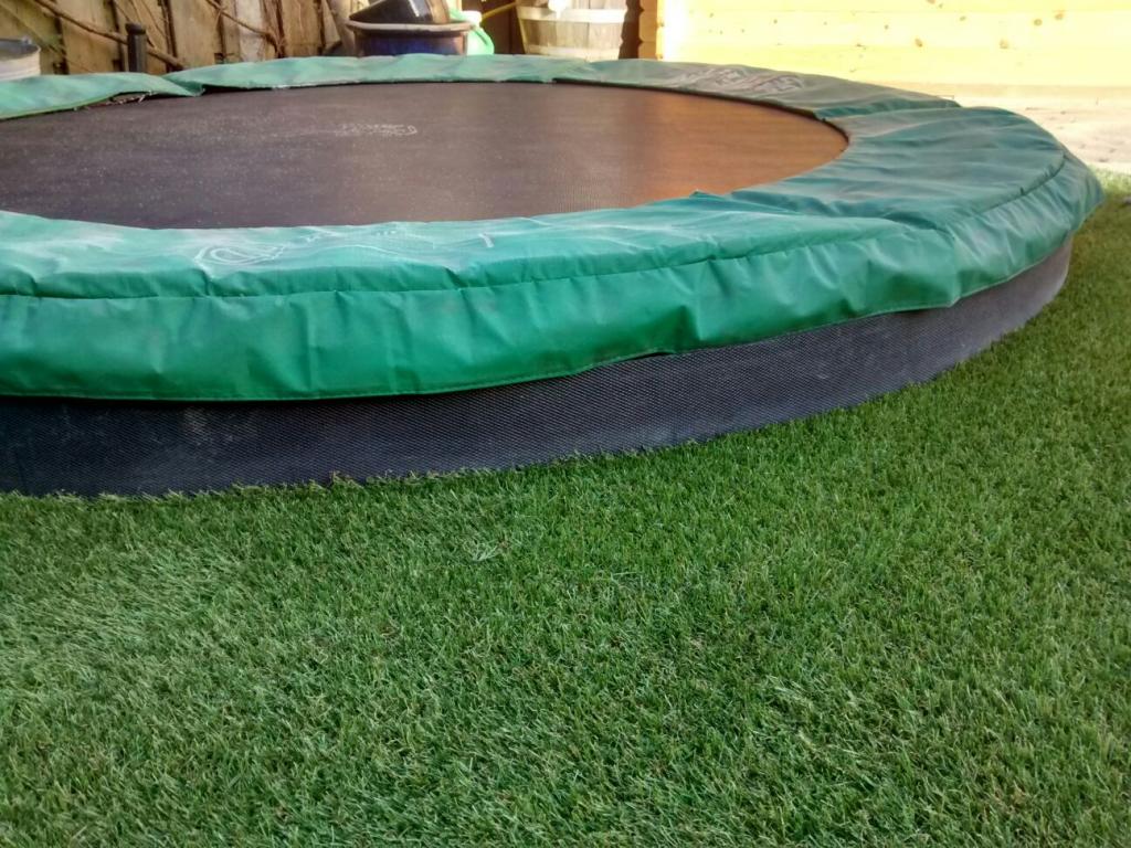 trampoline ingraven kunstgras eromheen